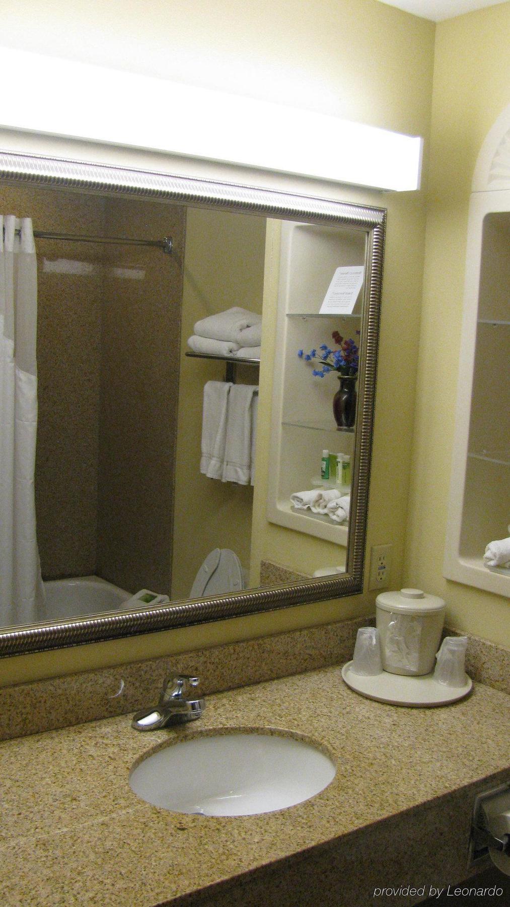 Express & Biloxi- By Ihg 3*